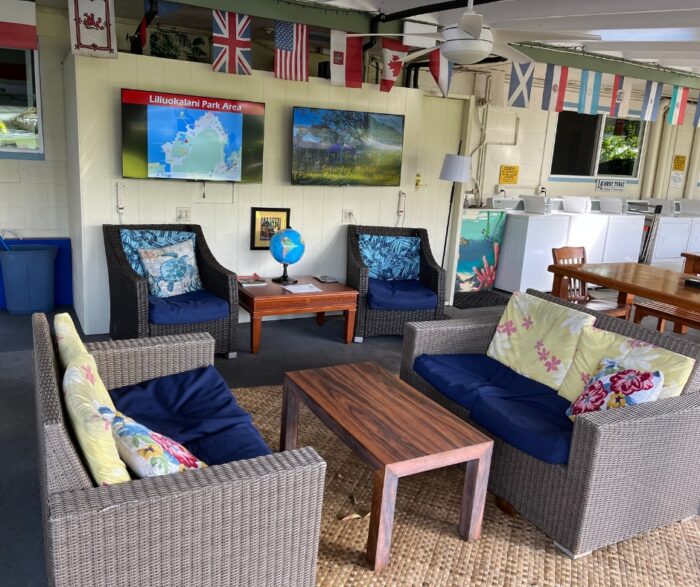 Outdoor lounge and patio at Arnott's Lodge - Hilo hotels