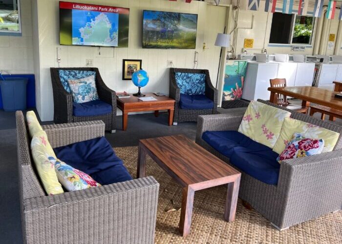 Outdoor lounge and patio at Arnott's Lodge - Hilo hotels, Arnott’s Lodge Hilo Hawaiian Hotel