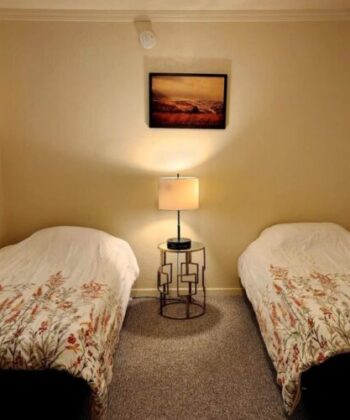 two bedroom suite with two twin beds, Hilo hotels