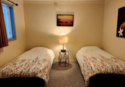 two bedroom suite with two twin beds, Hilo hotels