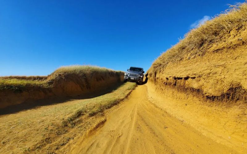 dirt road to the beach